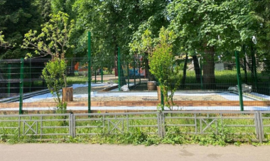 У парку Шевченка в Чернівцях обурилися платною пісочницею після обіцянок нового дитячого простору
