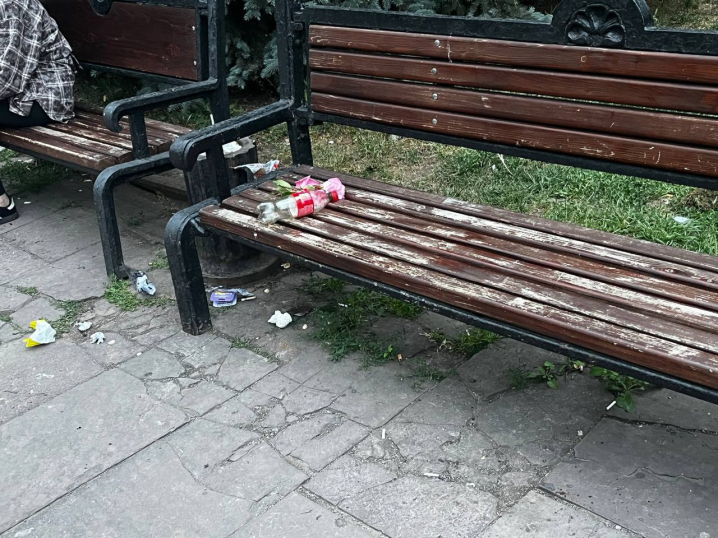 Театральна площа Чернівців потопає у смітті Театральна площа Чернівців потопає у смітті