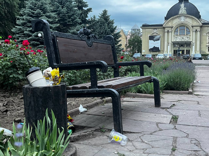 Театральна площа Чернівців потопає у смітті Театральна площа Чернівців потопає у смітті