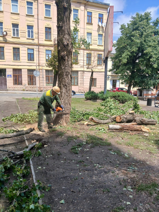 На Соборній площі у Чернівцях завершують роботи з благоустрою