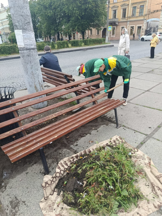 На Соборній площі у Чернівцях завершують роботи з благоустрою