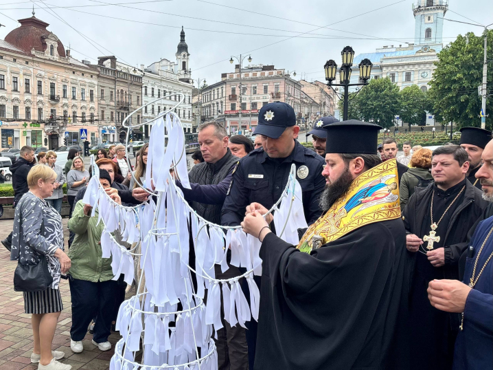 У Чернівцях вшанували пам’ять дітей, чиї життя безжально обірвала збройна агресія Росії