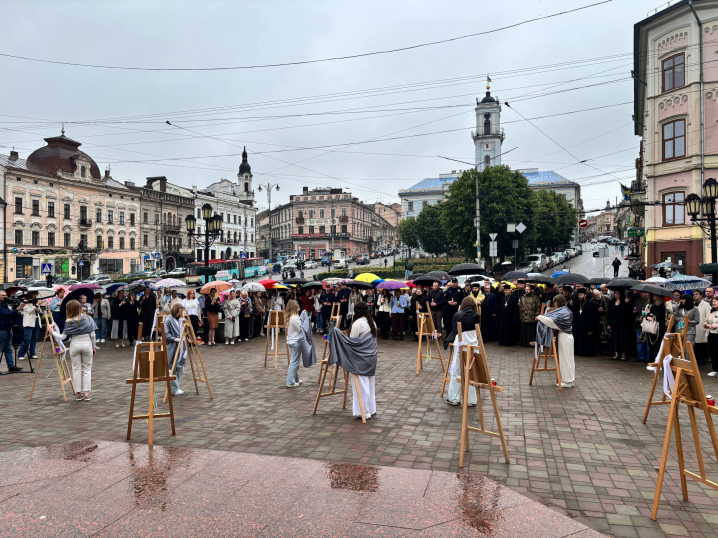У Чернівцях вшанували пам’ять дітей, чиї життя безжально обірвала збройна агресія Росії