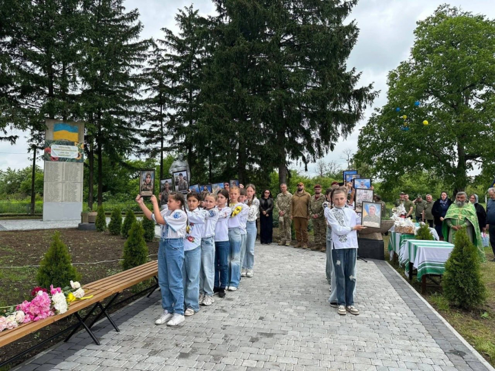 На Буковині відкрили Алею Слави на честь Героїв, які загинули у боротьбі за незалежність