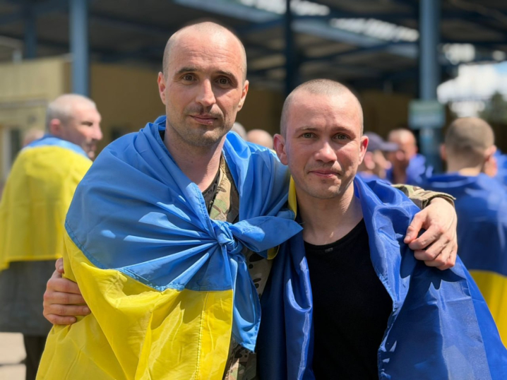 Ще 185 українських захисників повертаються додому з російської неволі