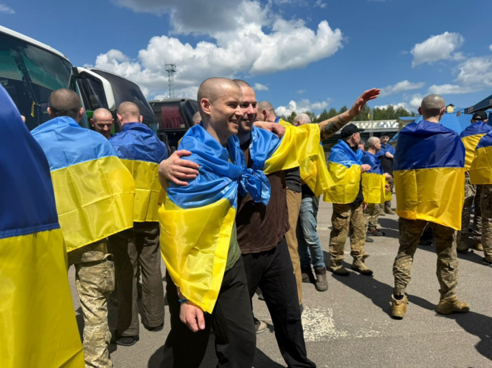Ще 185 українських захисників повертаються додому з російської неволі