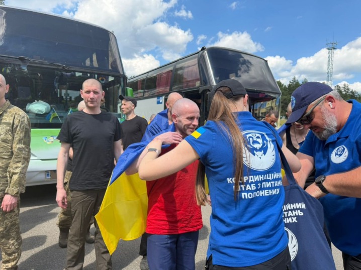 Ще 185 українських захисників повертаються додому з російської неволі