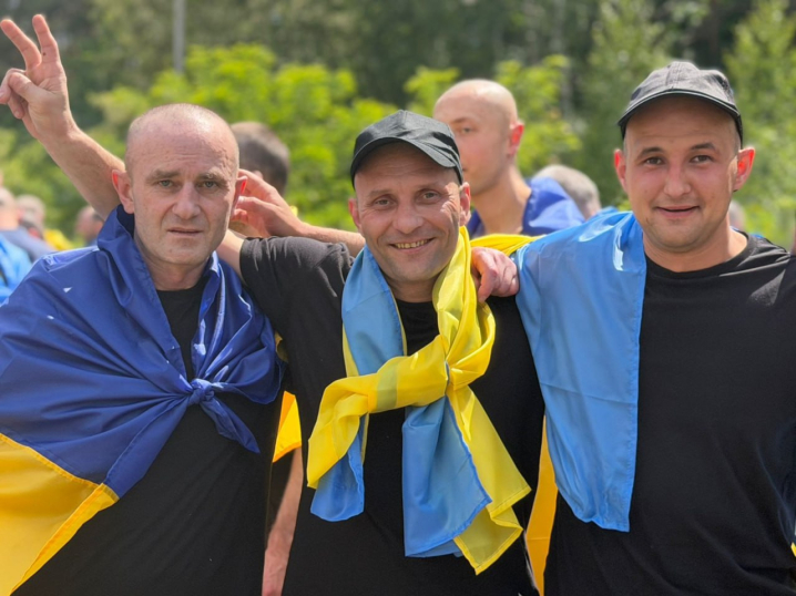 Ще 185 українських захисників повертаються додому з російської неволі