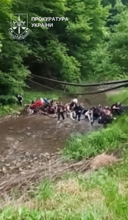 На Буковині обвалився міст із 30 дітьми: прокуратура відкрила провадження На Буковині обвалився міст із 30 дітьми: прокуратура відкрила провадження
