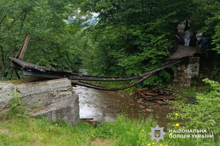 На Буковині обвалився міст із 30 дітьми: прокуратура відкрила провадження На Буковині обвалився міст із 30 дітьми: прокуратура відкрила провадження