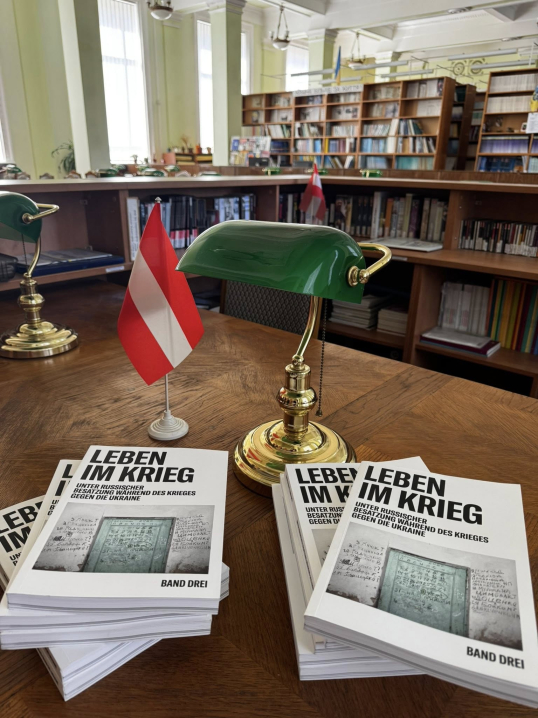 Консул Людмила Осачук передала Австрійській бібліотеці ЧНУ книги про життя українців в окупації