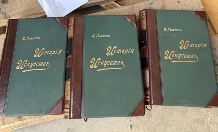На кордоні Буковини вилучили старовинні книги, ікону та імперські відзнаки