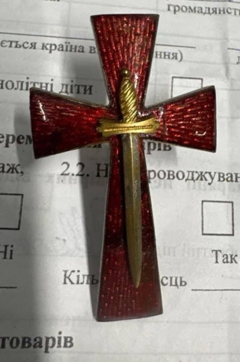 На кордоні Буковини вилучили старовинні книги, ікону та імперські відзнаки
