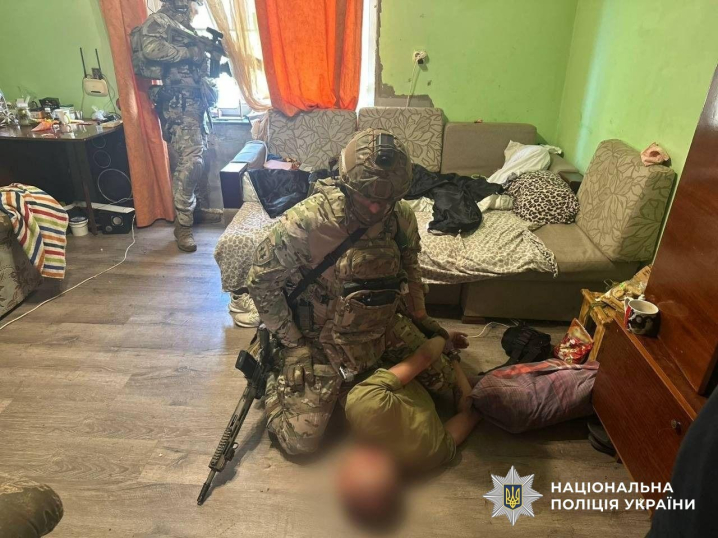 В Ужгороді озброєний чоловік забарикадувався в будинку та утримував дружину з 5-річною донькою В Ужгороді озброєний чоловік забарикадувався в будинку та утримував дружину з 5-річною донькою
