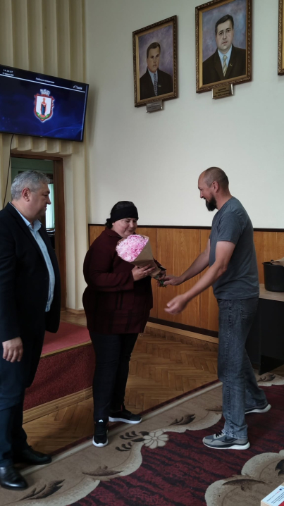 У Глибоці матерям вручили звання "Мати-героїня" У Глибоці матерям вручили звання "Мати-героїня"