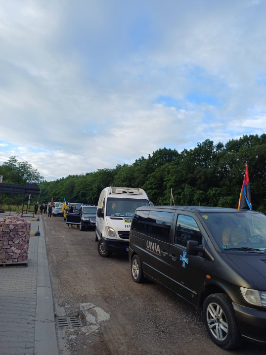 У Кіцманській громаді зустріли траурний кортеж військового Василя Коханого У Кіцманській громаді зустріли траурний кортеж військового Василя Коханого