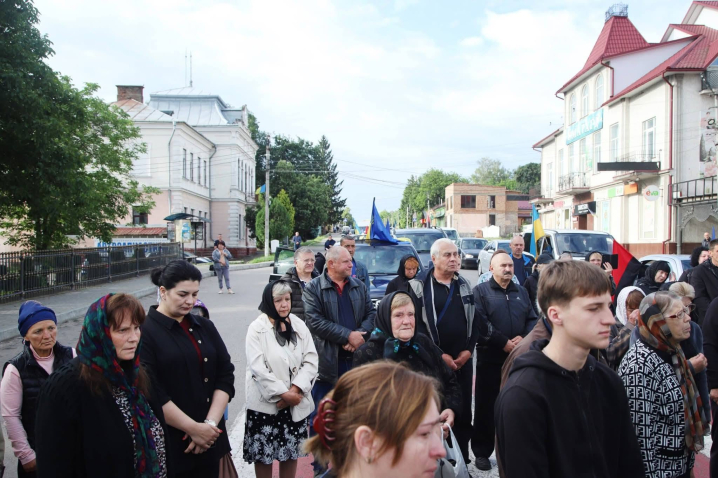 У Кіцманській громаді зустріли траурний кортеж військового Василя Коханого У Кіцманській громаді зустріли траурний кортеж військового Василя Коханого
