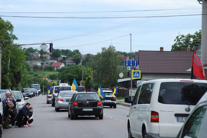 У Кіцманській громаді зустріли траурний кортеж військового Василя Коханого У Кіцманській громаді зустріли траурний кортеж військового Василя Коханого