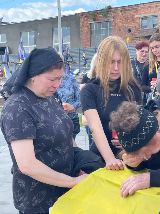 Чернівці провели в останній шлях Героя Максима Мухарського Чернівці провели в останній шлях Героя Максима Мухарського