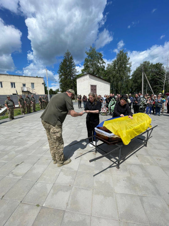 Чернівці провели в останній шлях Героя Максима Мухарського Чернівці провели в останній шлях Героя Максима Мухарського