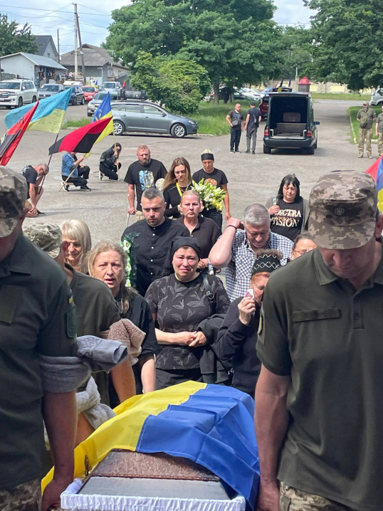 Чернівці провели в останній шлях Героя Максима Мухарського Чернівці провели в останній шлях Героя Максима Мухарського