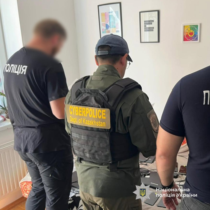 Виманювали гроші через діпфейки: у Чернівцях перед судом постануть учасники кол-центру Виманювали гроші через діпфейки: у Чернівцях перед судом постануть учасники кол-центру
