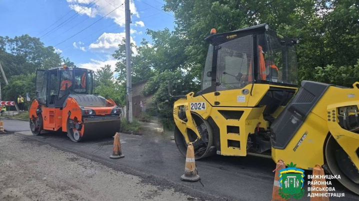 У Вижницькому районі продовжують ремонтувати дороги і мости У Вижницькому районі продовжують ремонтувати дороги і мости