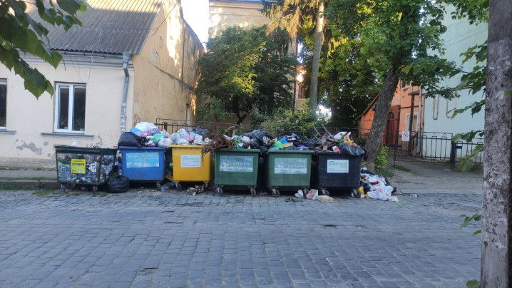 Гори сміття біля контейнерів на вулиці Шевченка: у Чернівцях невчасно вивозять відходи Гори сміття біля контейнерів на вулиці Шевченка: у Чернівцях невчасно вивозять відходи