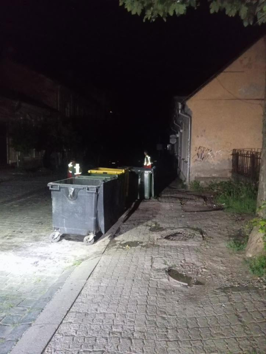 Гори сміття біля контейнерів на вулиці Шевченка: у Чернівцях невчасно вивозять відходи Гори сміття біля контейнерів на вулиці Шевченка: у Чернівцях невчасно вивозять відходи
