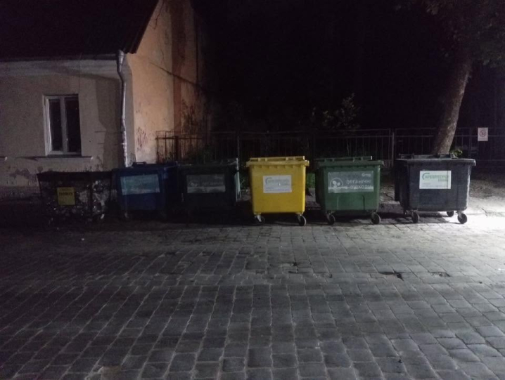 Гори сміття біля контейнерів на вулиці Шевченка: у Чернівцях невчасно вивозять відходи Гори сміття біля контейнерів на вулиці Шевченка: у Чернівцях невчасно вивозять відходи