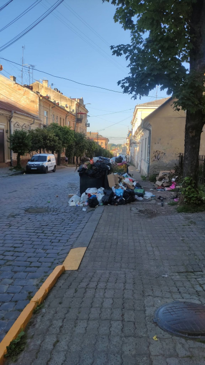 Гори сміття біля контейнерів на вулиці Шевченка: у Чернівцях невчасно вивозять відходи Гори сміття біля контейнерів на вулиці Шевченка: у Чернівцях невчасно вивозять відходи