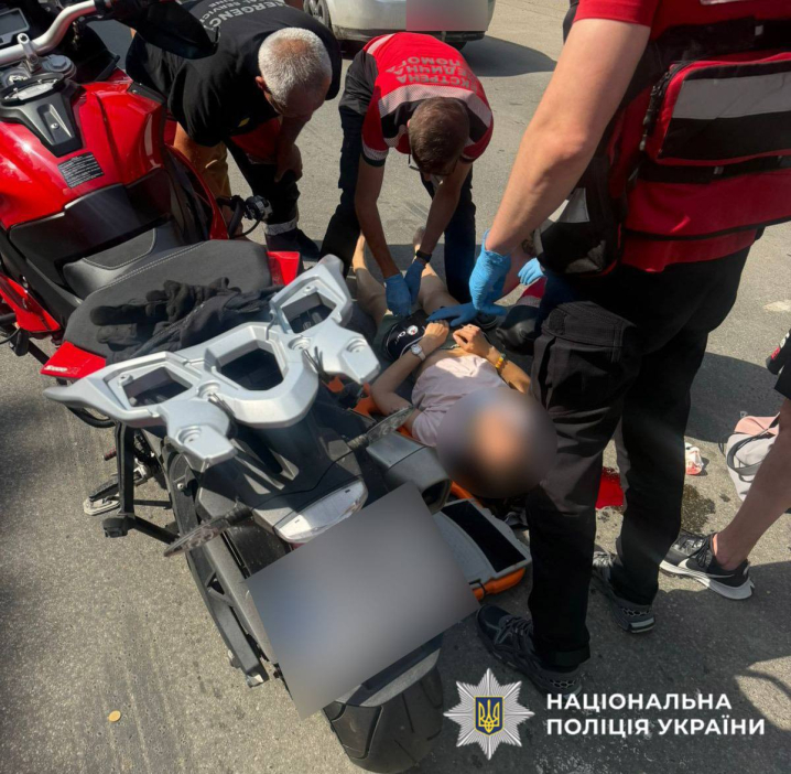 У Чернівцях мотоцикліст збив жінку на пішохідному переході У Чернівцях мотоцикліст збив жінку на пішохідному переході