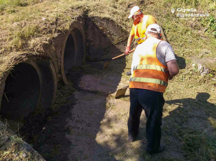 У Дністровському районі очищають водопровідні труби через зливи У Дністровському районі очищають водопровідні труби через зливи