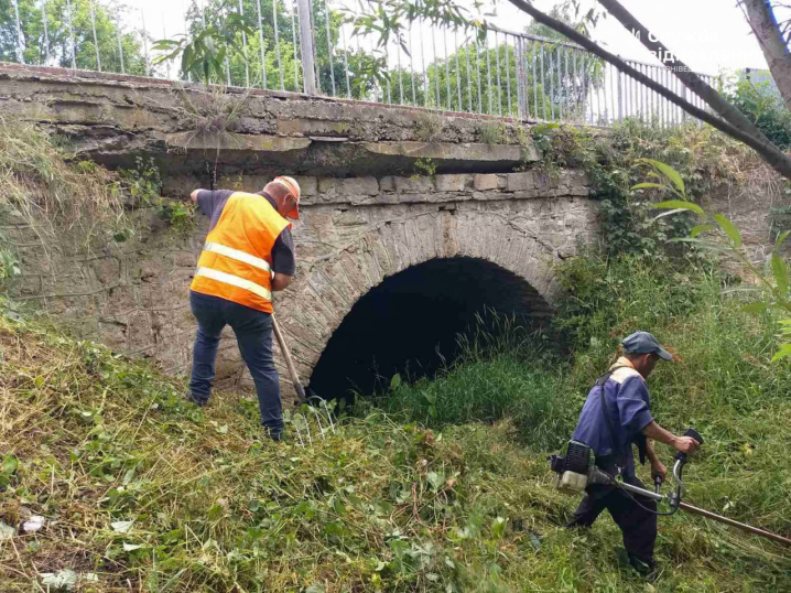 У Дністровському районі очищають водопровідні труби через зливи У Дністровському районі очищають водопровідні труби через зливи