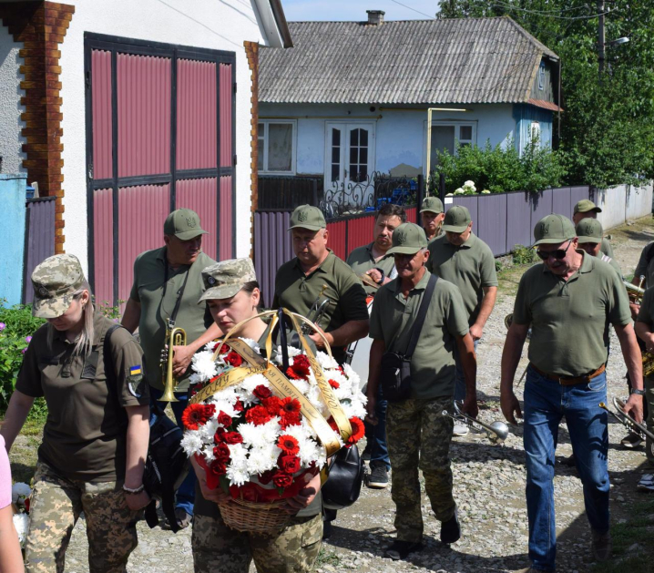 У Недобоївцях попрощалися з військовим лікарем Іларіоном Дячуком, який передчасно пішов з життя