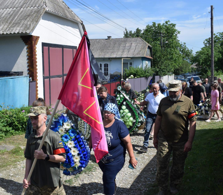 У Недобоївцях попрощалися з військовим лікарем Іларіоном Дячуком, який передчасно пішов з життя