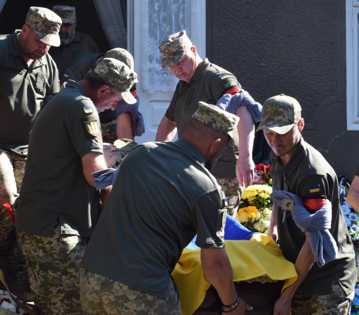 У Недобоївцях попрощалися з військовим лікарем Іларіоном Дячуком, який передчасно пішов з життя