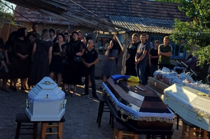 На Буковині попрощалися з батьком і двома синами, які загинули у Дністрі