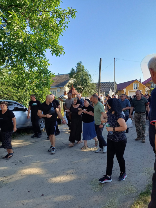 На Буковині попрощалися з батьком і двома синами, які загинули у Дністрі