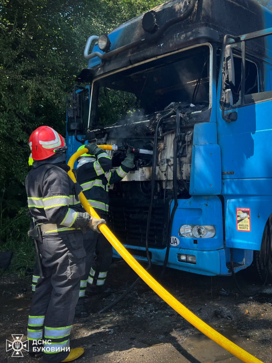 У Хотині на ходу загорілася вантажівка