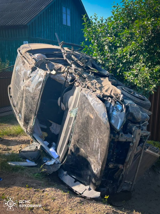 На Буковині Volkswagen Caddy злетів з дороги та перекинувся: водія витягли рятувальники