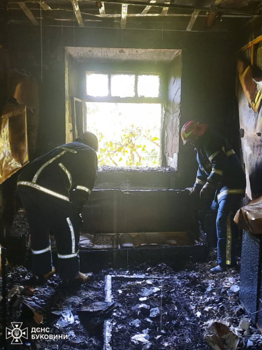 Знищено вікна, двері, меблі: на Буковині за добу люди ледь не втратили 3 житлових будинки