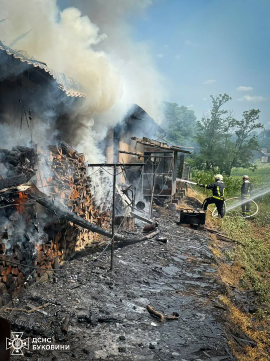 Знищено вікна, двері, меблі: на Буковині за добу люди ледь не втратили 3 житлових будинки