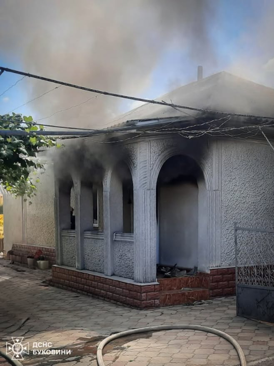 Знищено вікна, двері, меблі: на Буковині за добу люди ледь не втратили 3 житлових будинки