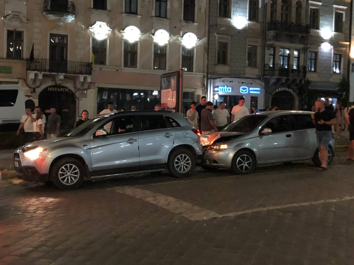 У Чернівцях на Центральній площі зіткнулися одразу три автівки