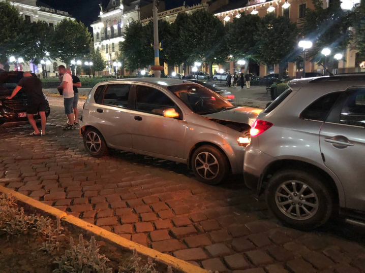 У Чернівцях на Центральній площі зіткнулися одразу три автівки