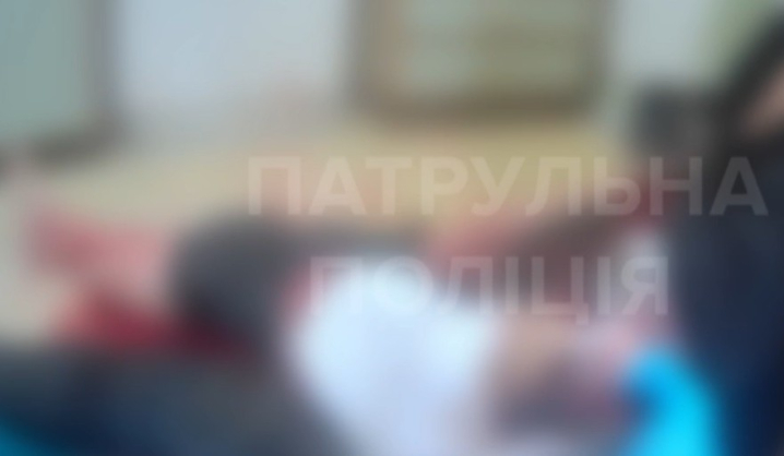 У Чернівцях жінка перерізала собі вени: її знайшла мати, а сусід викликав поліцію і "швидку"
