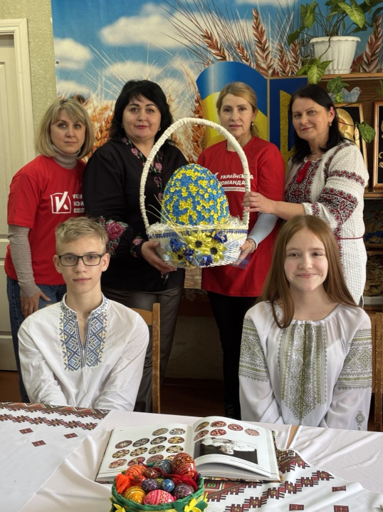 У Новодністровську волонтери "Української команди" провели краєзнавчу годину про Великодні традиції українського народу