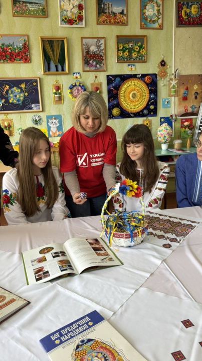 У Новодністровську волонтери "Української команди" провели краєзнавчу годину про Великодні традиції українського народу