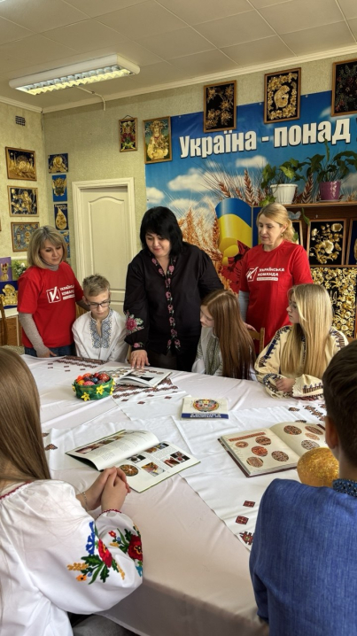 У Новодністровську волонтери "Української команди" провели краєзнавчу годину про Великодні традиції українського народу